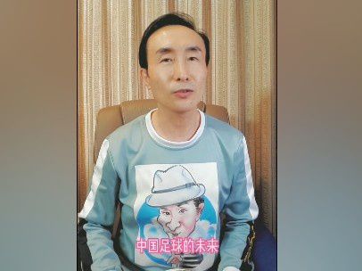 因为叙利亚的冬天是雨季，雨水较多，所以楼梯里阴暗潮湿，两侧的泥土层甚至透着浓郁的土腥味道。
